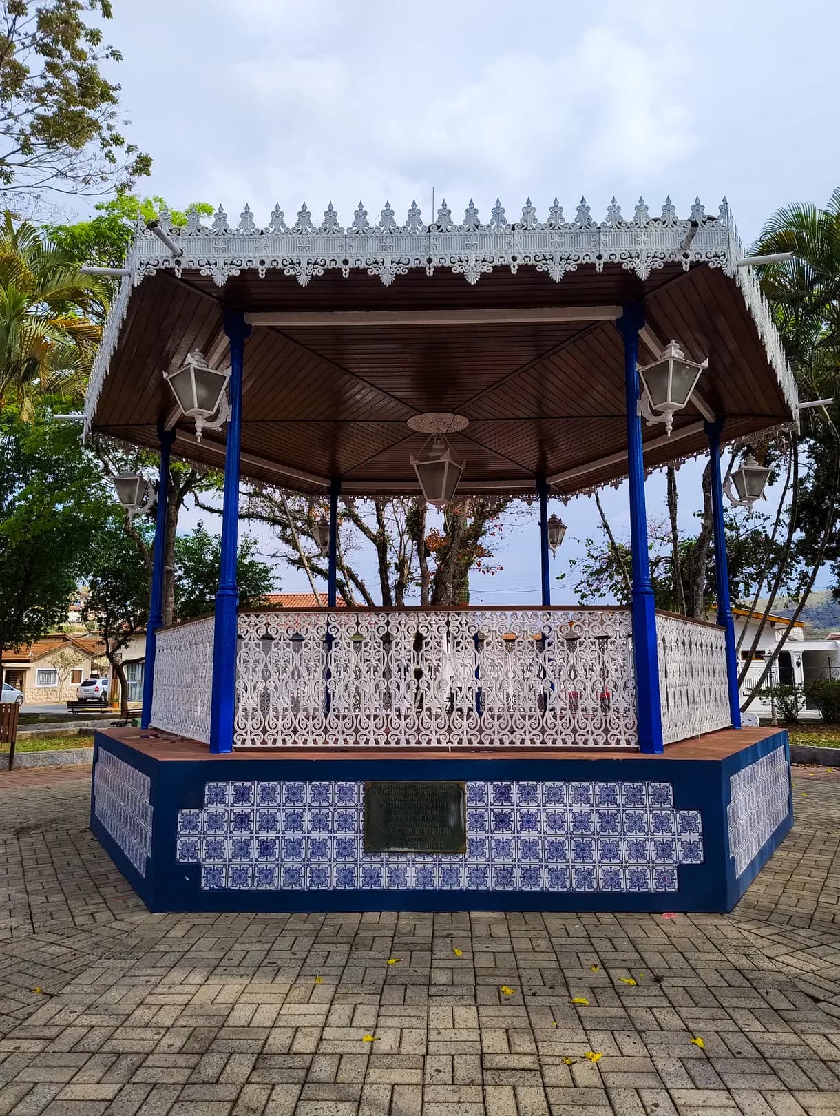 Coreto da Praça Dr. Adhemar Pereira de Barros, azul e branco, com azulejos na base e renda de ferro no guarda-corpo